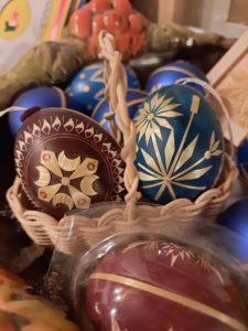 Ostereier mit Stroh-Ornamenten
